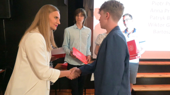 Marta Makuch - Wiceprezydentka Miasta Słupska wręczająca dyplomy uczniom uczestniczącym w projekcie
